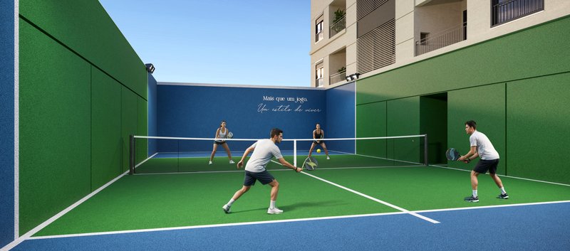 Quadra de padel do La Vie Concept, entre a torre e os muros verdes.