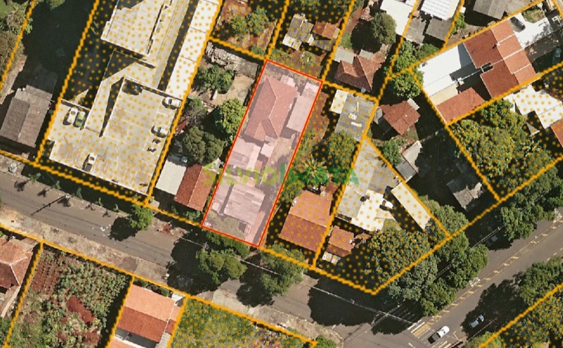 Vista aérea do lote na Travessa Barroso, delimitado em vermelho no mapa, na Zona 08 de Maringá.